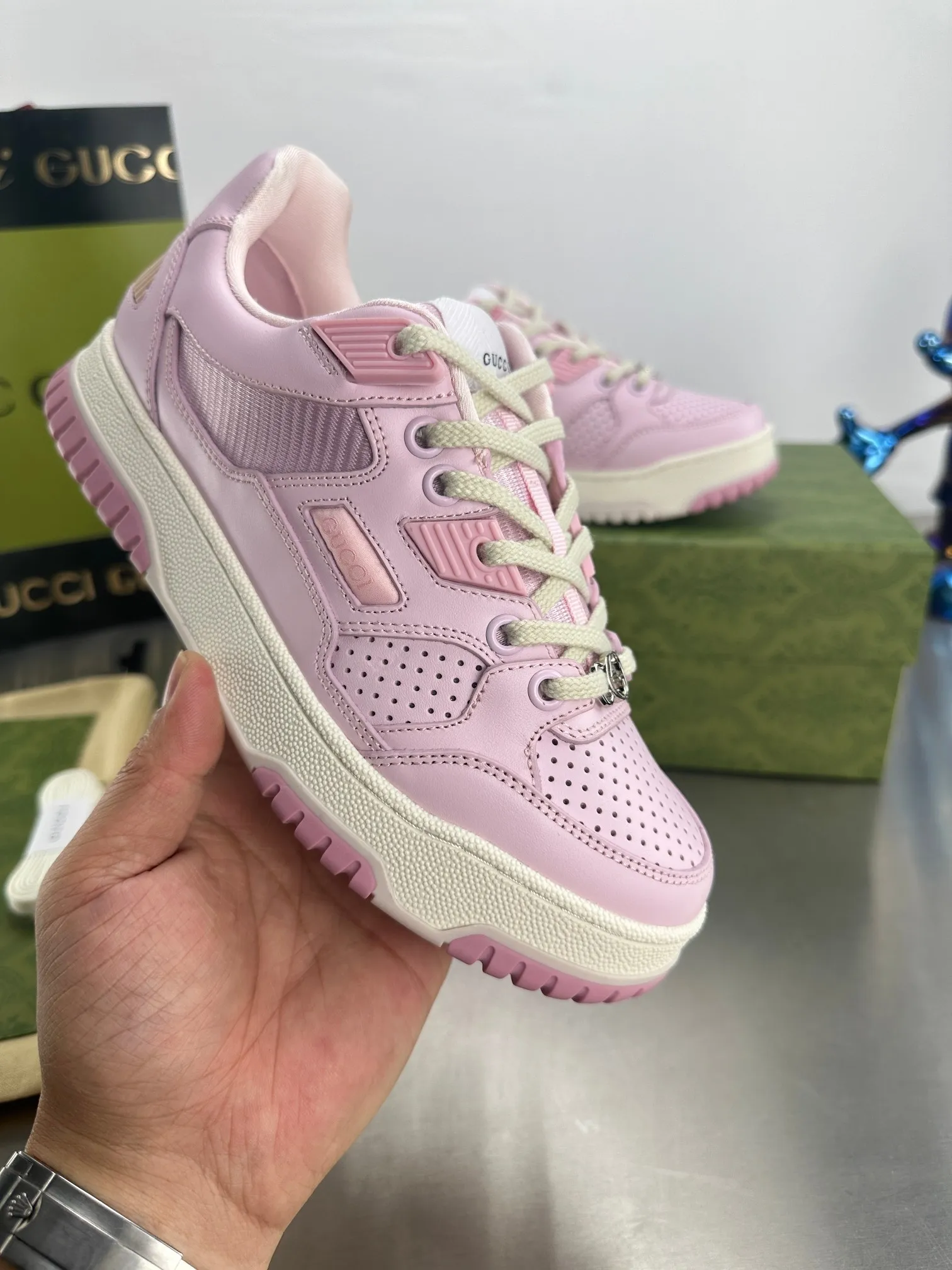 👟👟Ex-factory price 600👟👟 Gucci's latest hot-selling series of high and low-cut distressed couple's sneakers are shipped. The original version is purchased, developed and manufactured. This high-low top sneaker adopts a basketball-style silhouette design, cleverly integrated with hollow panels and distressed effects, showing its unique ingenuity. The ingenuity incorporates brand logo details such as interlocking Double G styling accessories and Gucci lettering, a low-key tribute to the brand's design heritage. Exquisite packaging at the delivery counter 🛍📦 ▪️ Fabric: Original customized imported first-layer cowhide ▪️ Lining: Imported high-grade mesh ▪️ Sole: Original molded TPU sole ▪️ Sole thickness: 3cm ▪️ Size: Women's 35-41 (Women's 41 customized)